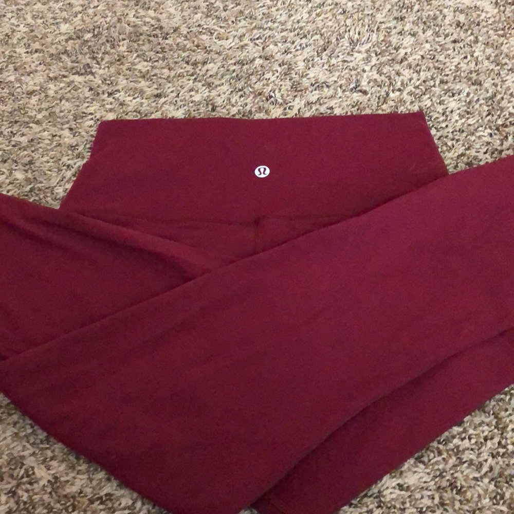 Maroon lululemon leggings.